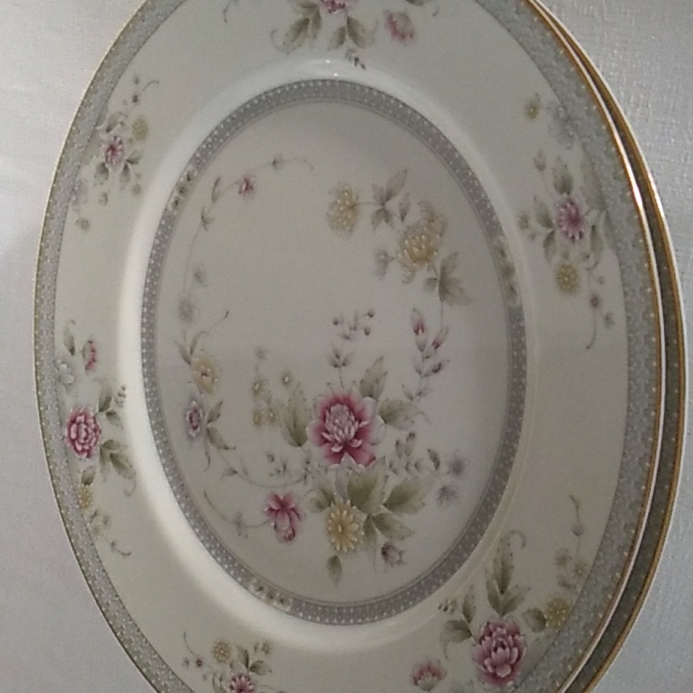 Mikasa 2 Dinner Plates Grande Ivory Devonshire